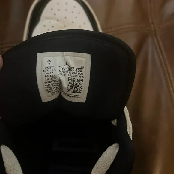 Classic Black and White Men's Sneakers - Picture 4 of 4